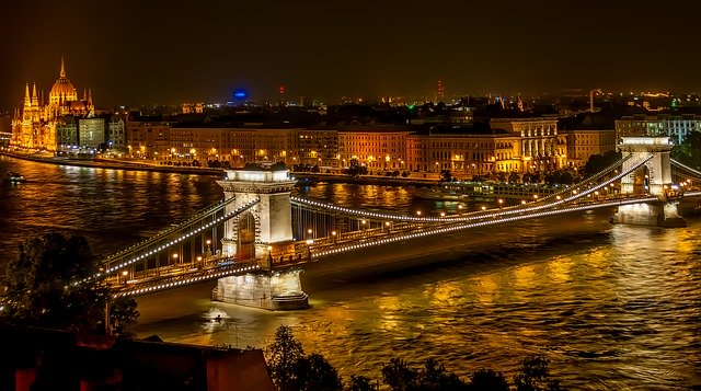 Pohľad na parlament v Budapešti.jpg