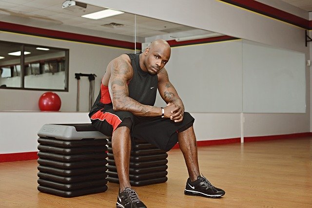 Muž, fitness trenér, telocvičňa.jpg